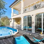 House With Private Pool Seabird Сasa de vacaciones Rosini