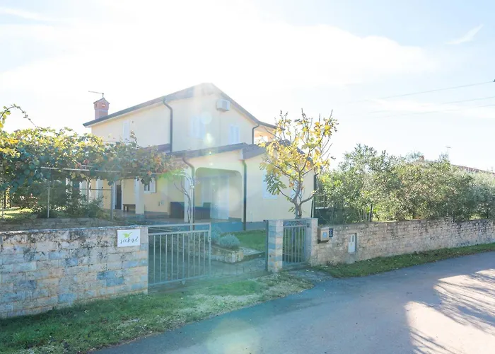 House With Private Pool Seabird * Rosini