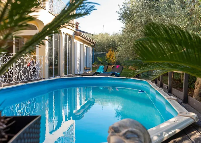 House With Private Pool Seabird